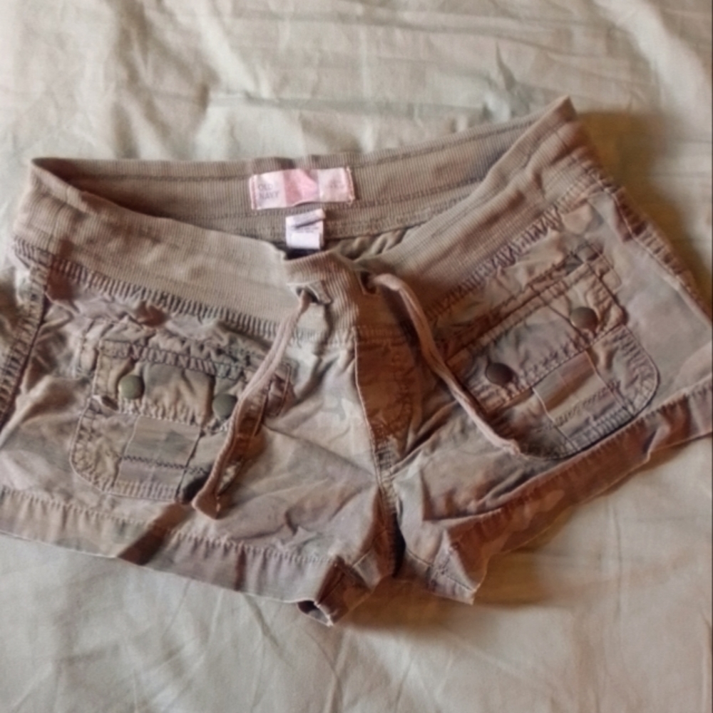 Free with bundle, Old Navy camo shorts with stretch waistband, size extra small